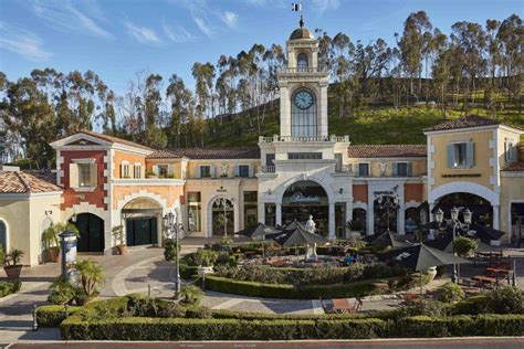 courtyard at the commons calabasas.